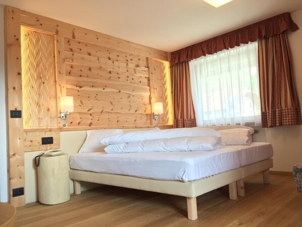 Down duvets, in-room safe, desk, blackout curtains