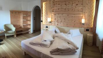 羽絨被、房內夾萬、書桌、遮光窗簾/窗簾