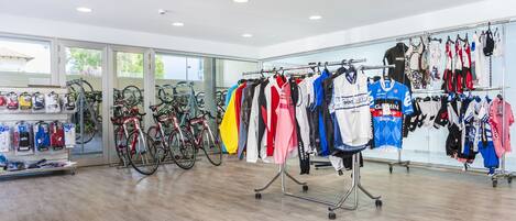 Un espacio comercial con bicicletas y ropa para ciclismo.