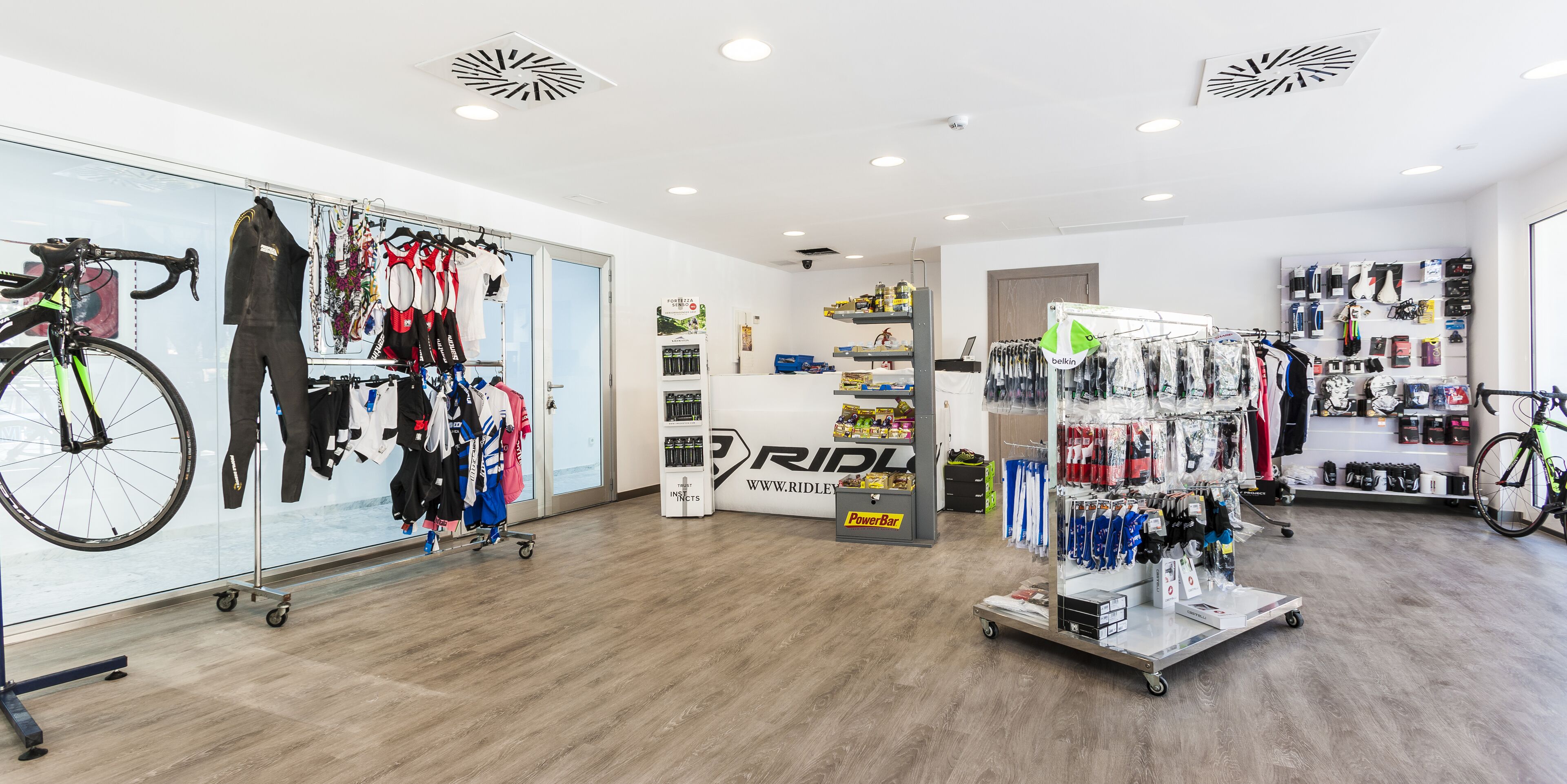 Un magasin de vente au détail moderne proposant des vélos, des équipements et accessoires pour le cyclisme.