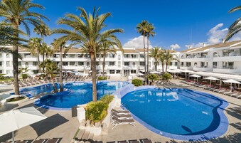 Una piscina al aire libre de temporada