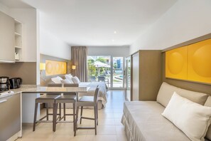 Safe på rommet, skrivebord, strykejern/-brett og barnesenger (inkludert)