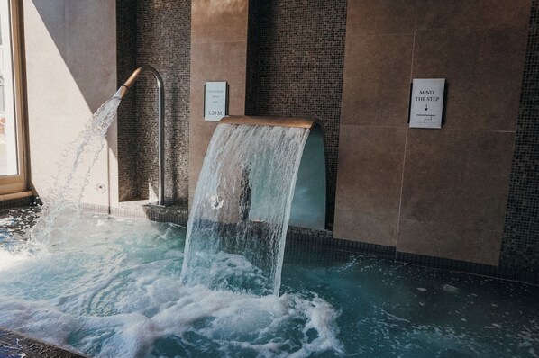 Indoor spa tub