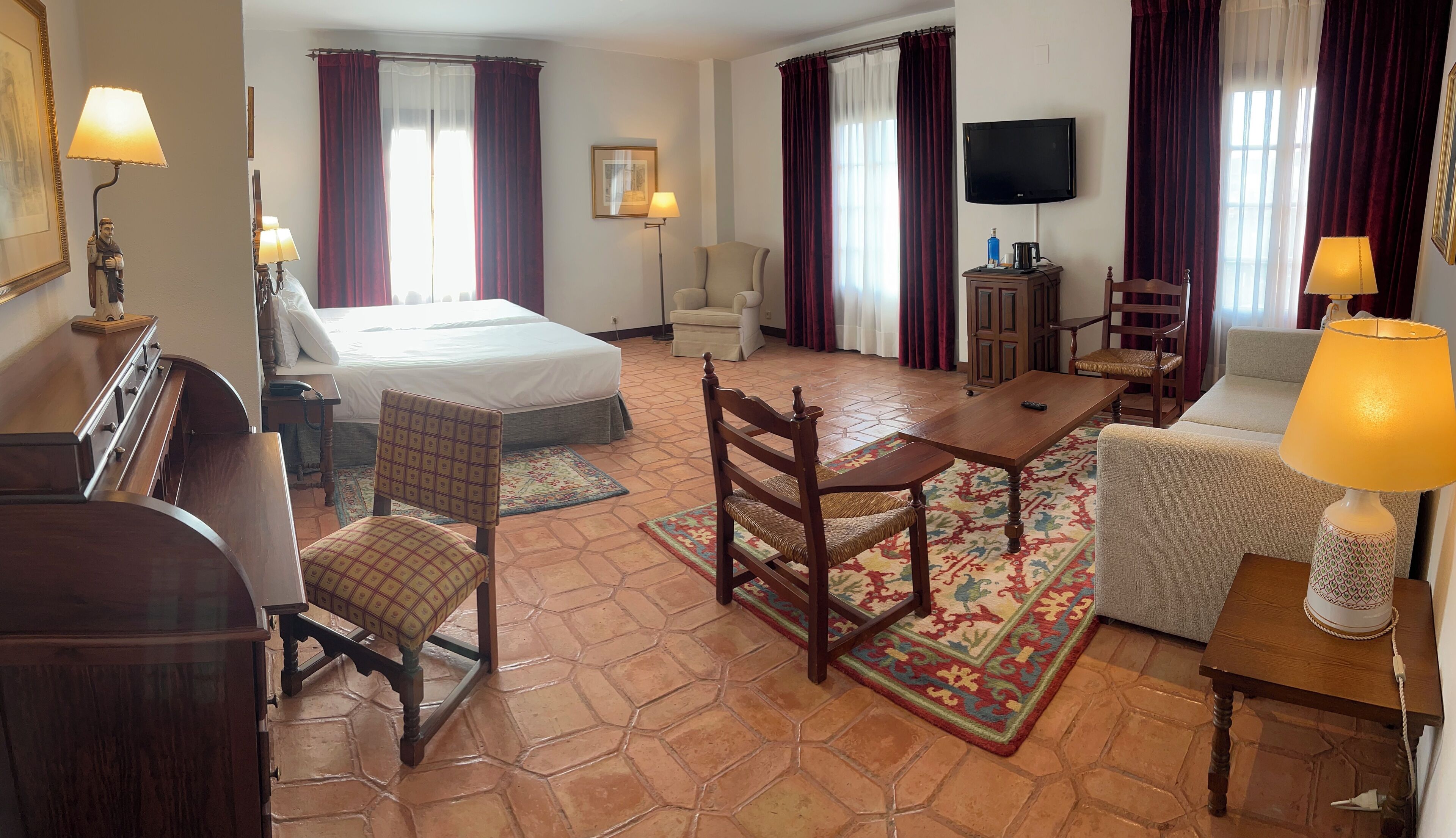 Habitación superior con 2 camas individuales | Ropa de cama de alta calidad, minibar, caja fuerte y escritorio