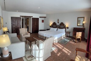 Ropa de cama de alta calidad, cubrecamas y minibar 