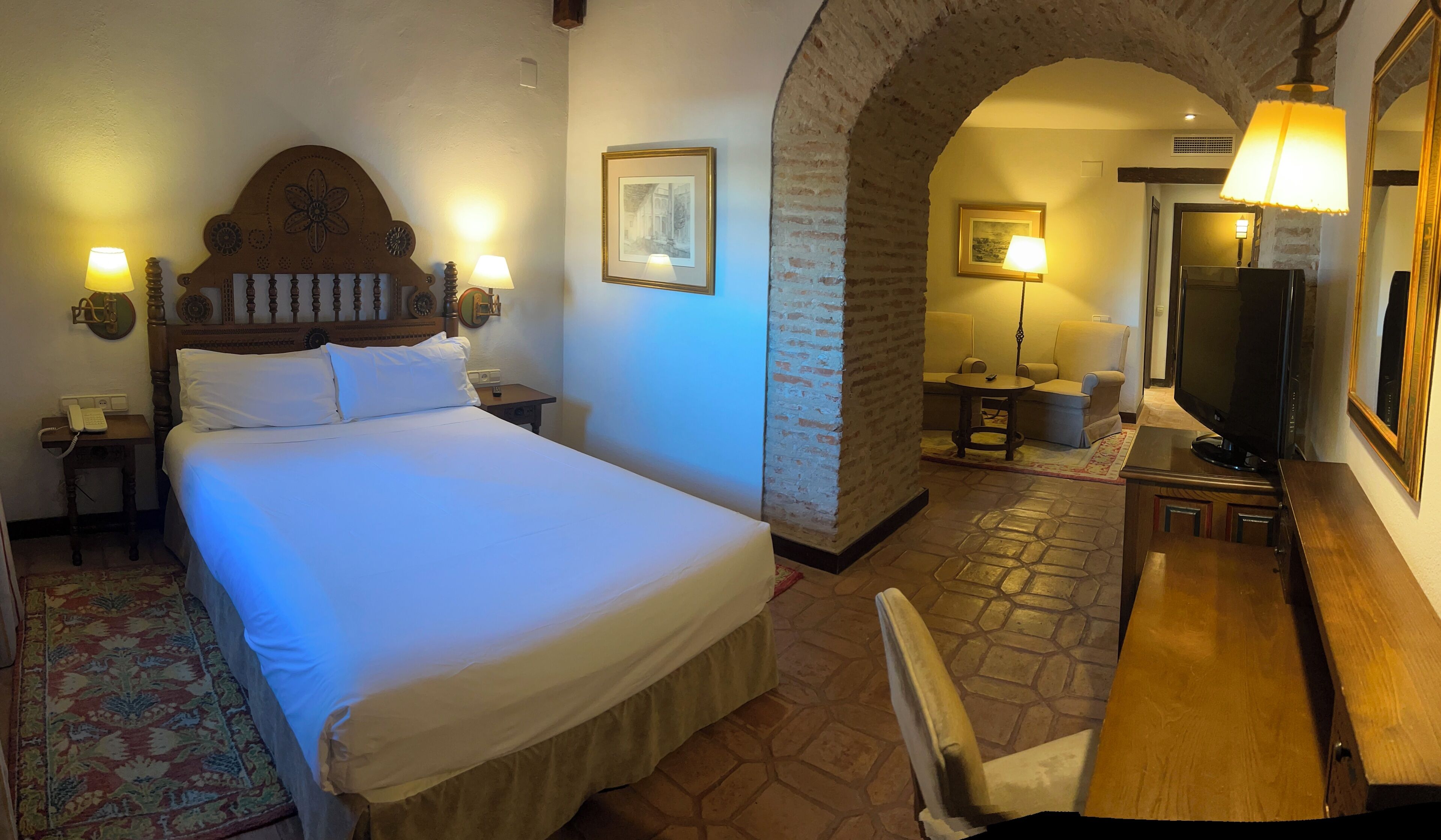 Luxe beddengoed, een minibar, een kluis op de kamer, een bureau