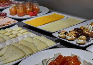 Se ofrece un desayuno bufé todos los días (por un coste adicional)