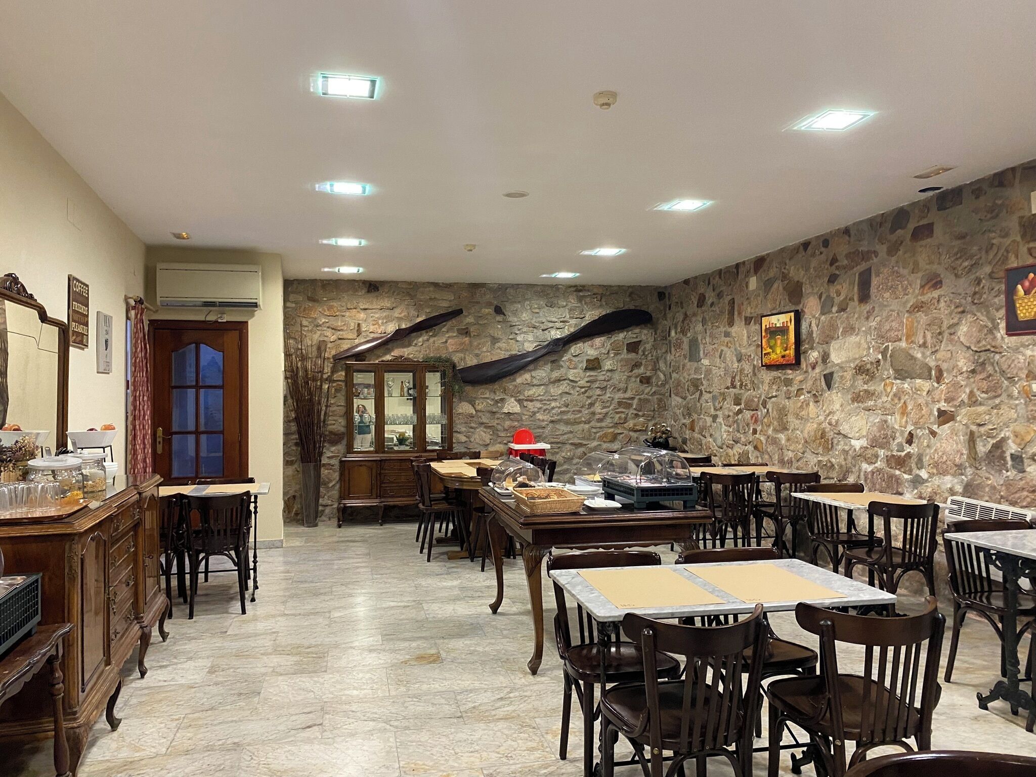 Se ofrece un desayuno bufé (6 EUR por persona)