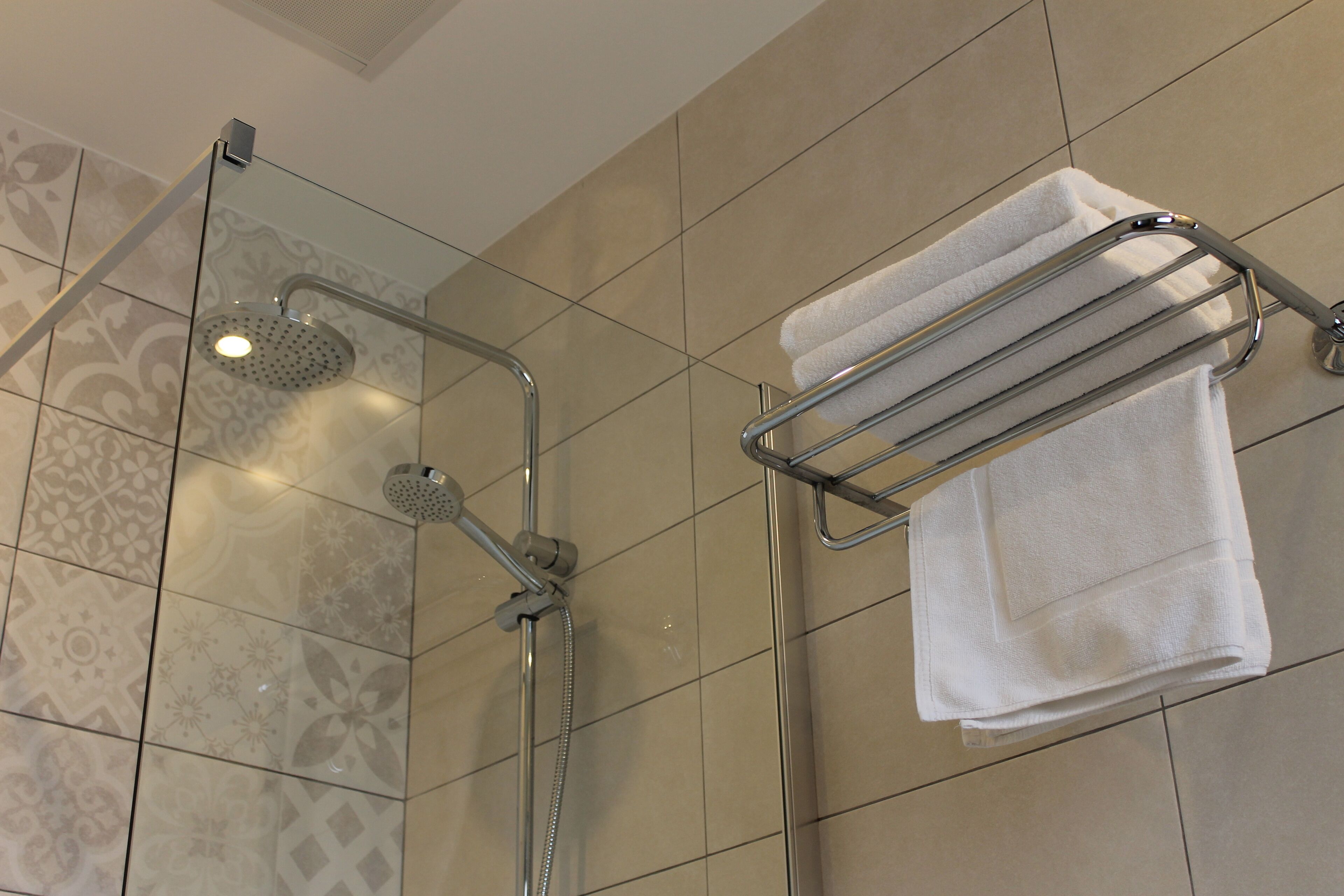 standard double room, 2 single beds | bathroom | free toiletries, hair dryer, towels, soap