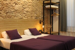 Minibar, in-room safe, blackout drapes, soundproofing - Hotel Cantón (Barcelona)
