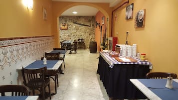 Desayuno buffet diario (EUR 6 por persona)