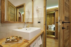 CAMERA MATRIMONIALE/DOPPIA CON LETTI SINGOLI CON VISTA MONTAGNA | Bathroom | Free toiletries, hair dryer, slippers, bidet - Hotel Azola (Canazei)