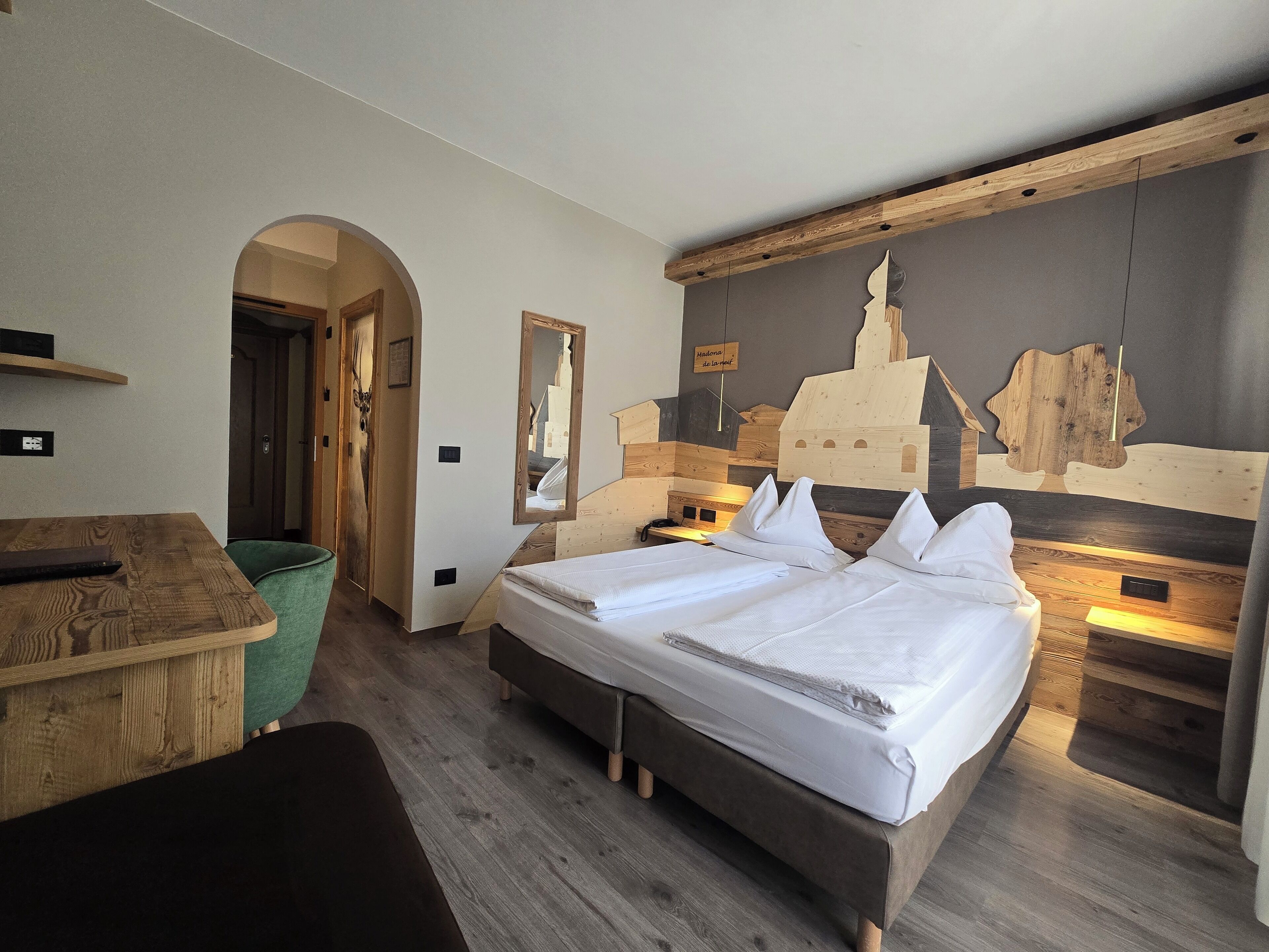 CAMERA MATRIMONIALE/DOPPIA CON LETTI SINGOLI CON VISTA MONTAGNA | Down comforters, in-room safe, desk, free WiFi