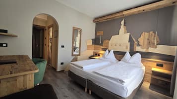 CAMERA MATRIMONIALE/DOPPIA CON LETTI SINGOLI CON VISTA MONTAGNA | Down comforters, in-room safe, desk, free WiFi