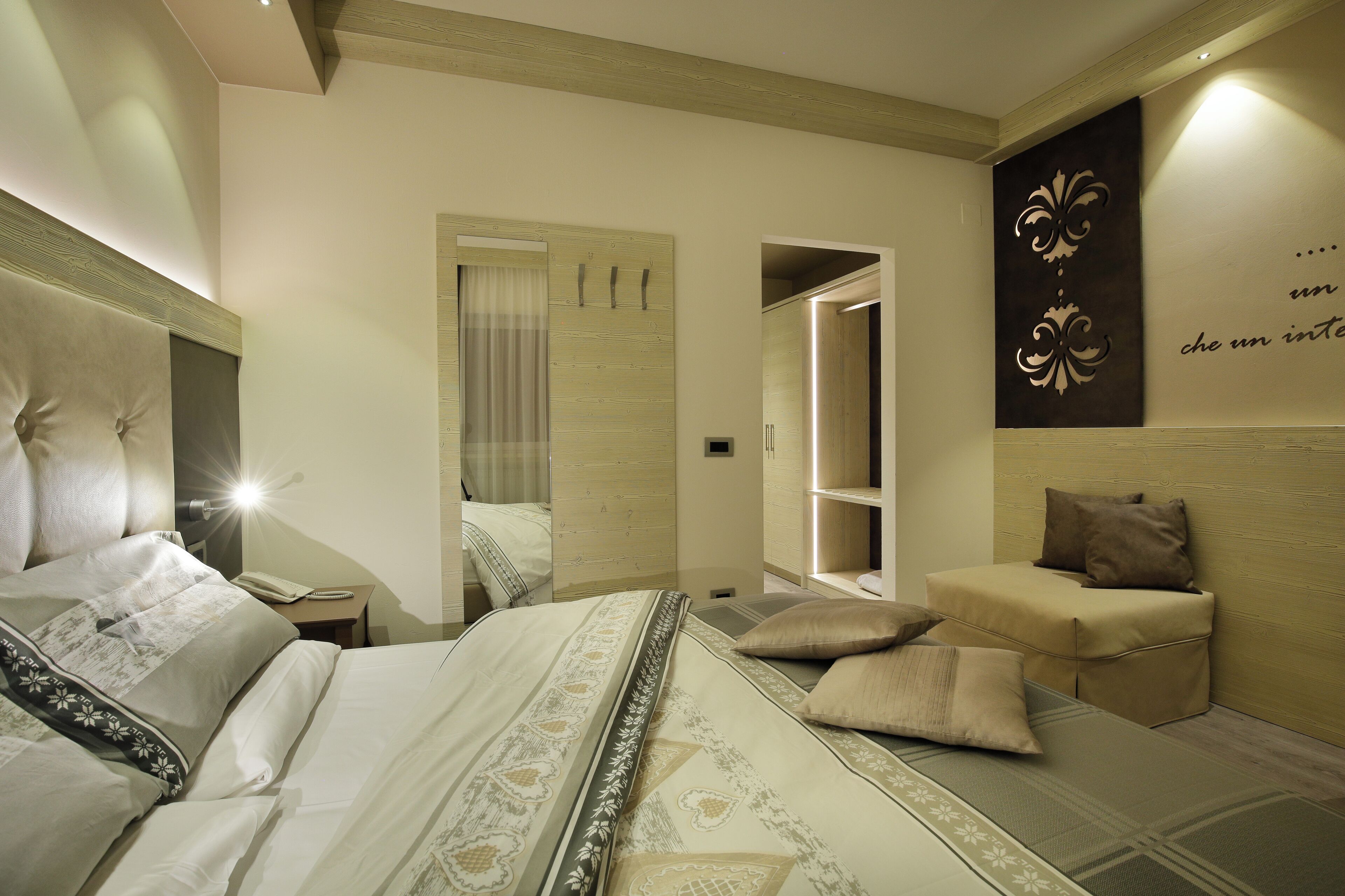 camera matrimoniale/doppia con letti singoli con vista montagna | 1 bedroom, down duvets, in-room safe, desk