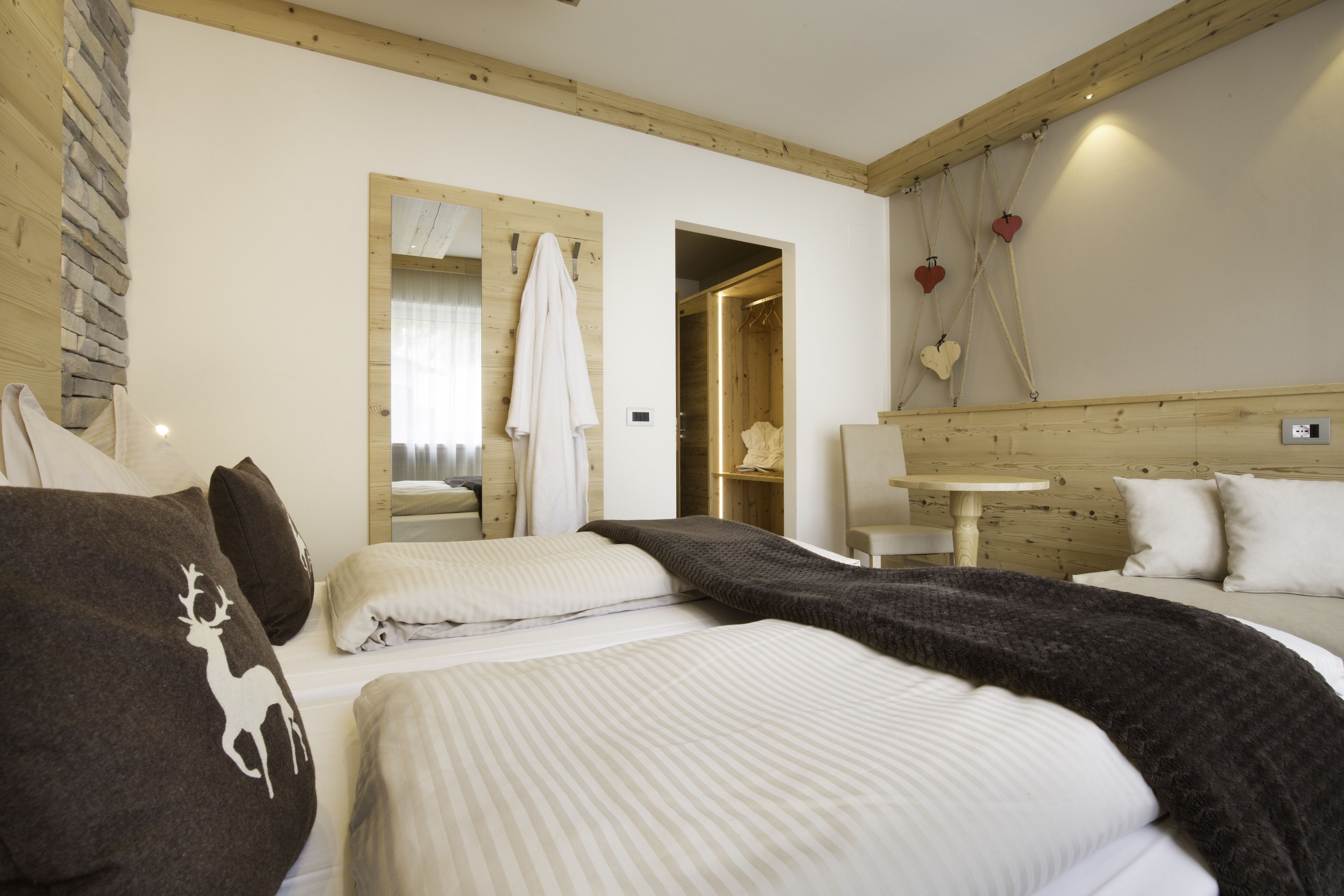 camera matrimoniale/doppia con letti singoli con vista montagna | 1 bedroom, down duvets, in-room safe, desk