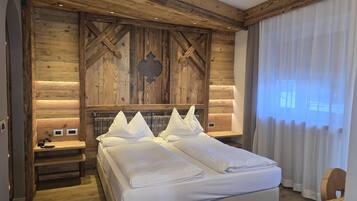 CAMERA MATRIMONIALE/DOPPIA CON LETTI SINGOLI CON VISTA MONTAGNA | Down comforters, in-room safe, desk, free WiFi