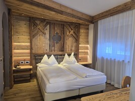 Cubrecamas, caja de seguridad en la habitación y escritorio 