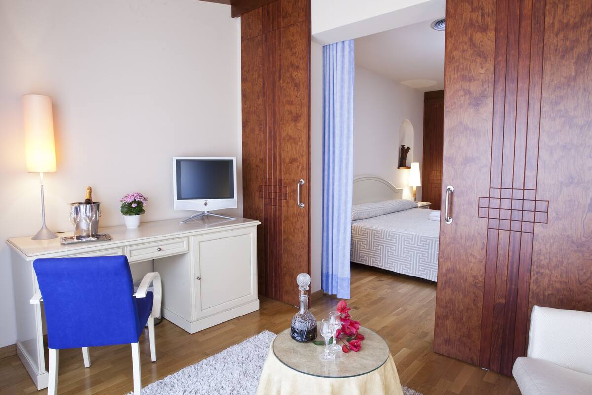 Suite, Sea View | Living room