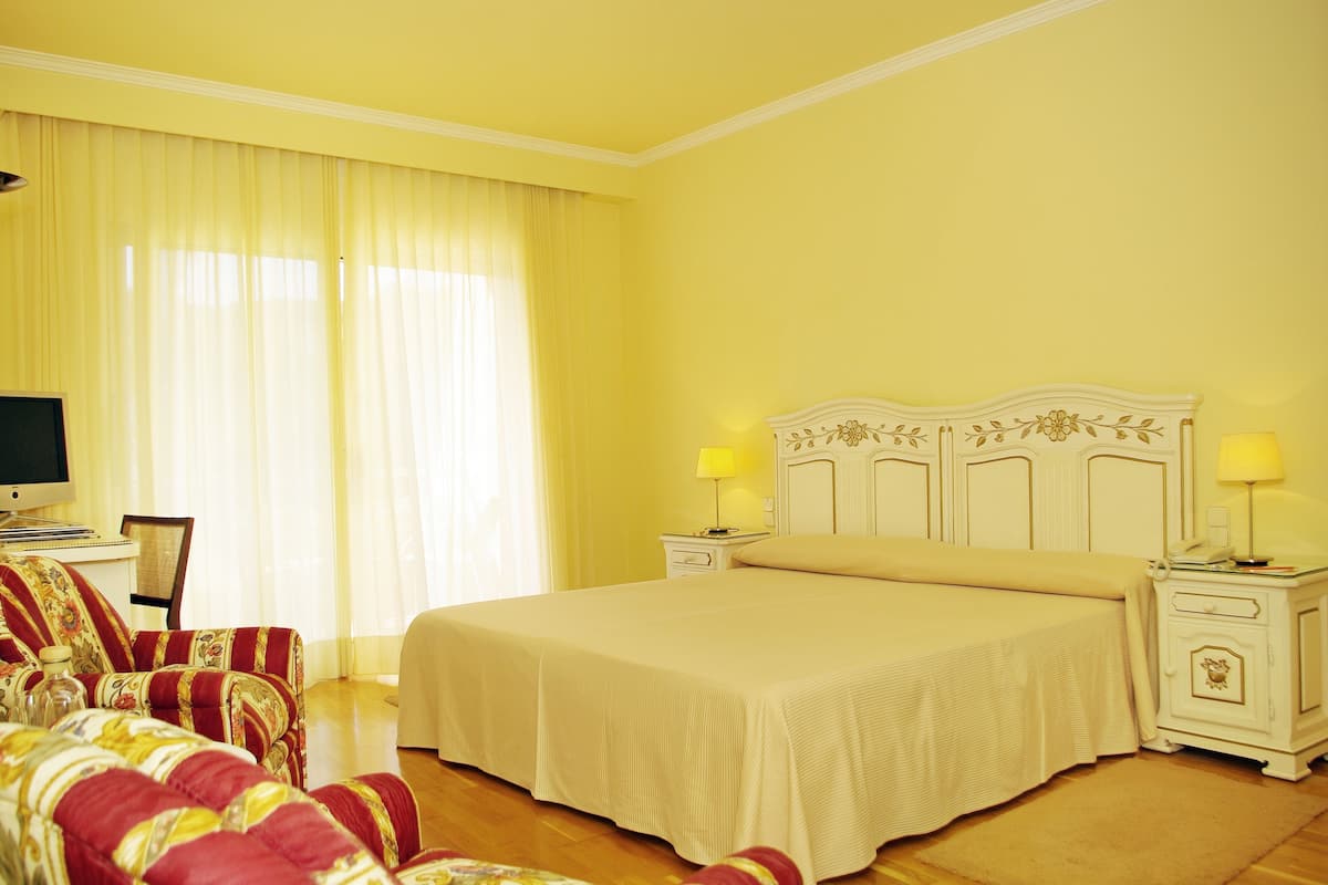 Frigobar, cofres nos quartos, escrivaninha, quartos à prova de som