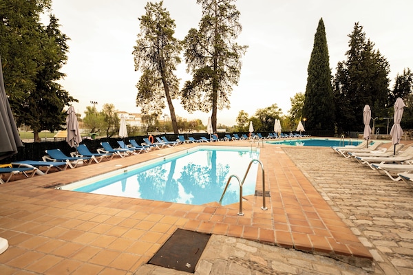 2 kolam renang terbuka, payung kolam