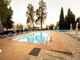 2 piscinas al aire libre, sombrillas