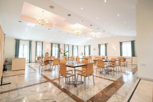 Se sirven almuerzos y cenas; cocina local; con vista al jardín