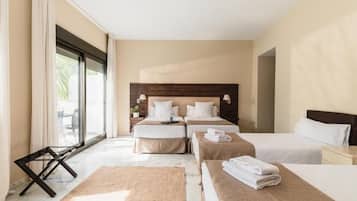 1 habitación, caja de seguridad en la habitación y escritorio