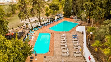 2 piscinas al aire libre, sombrillas
