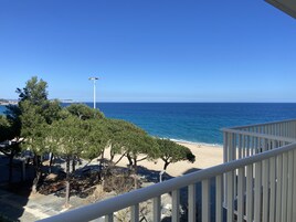 Habitación doble, vistas parciales al mar | Terraza o patio