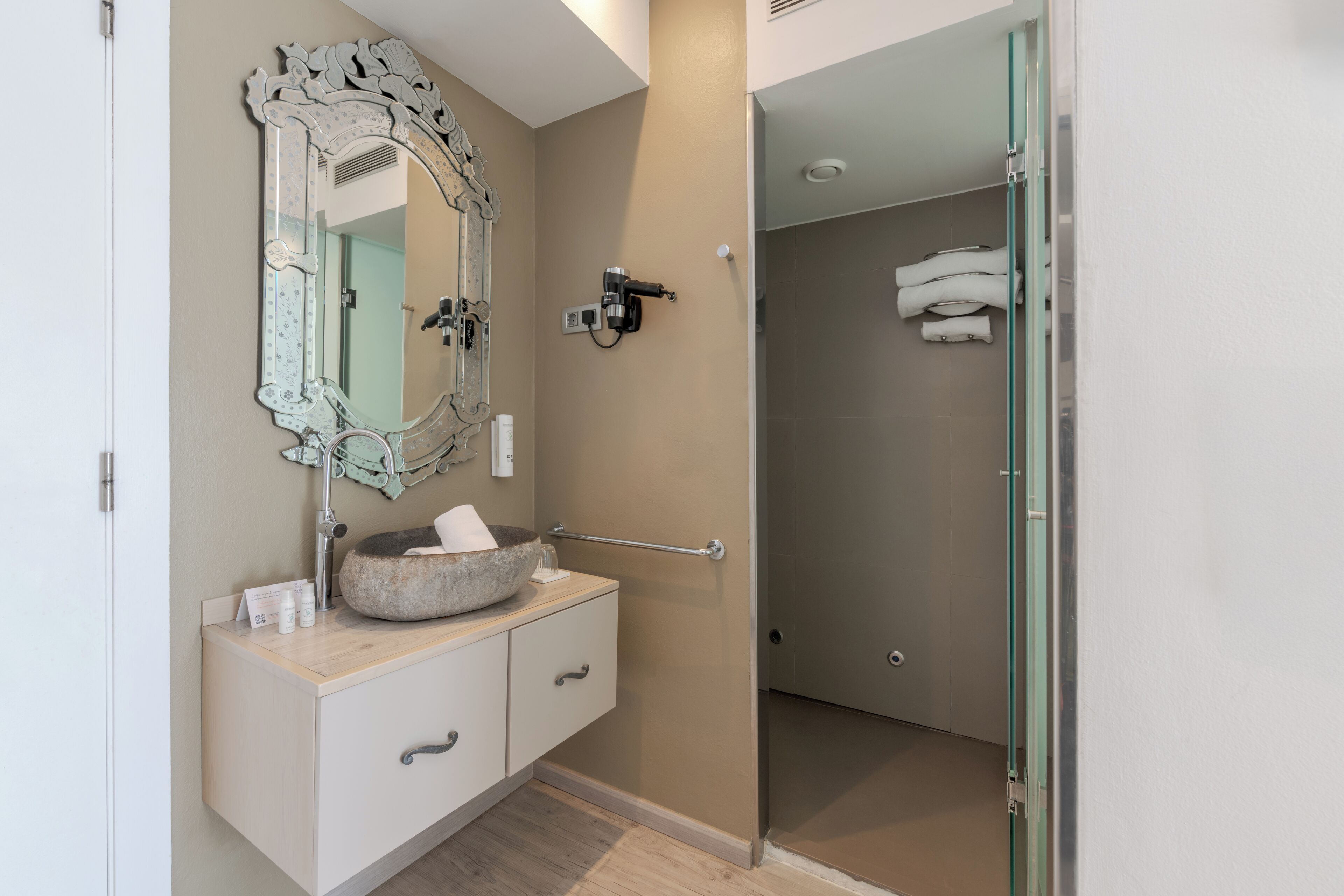 rainfall showerhead, free toiletries, hair dryer, towels