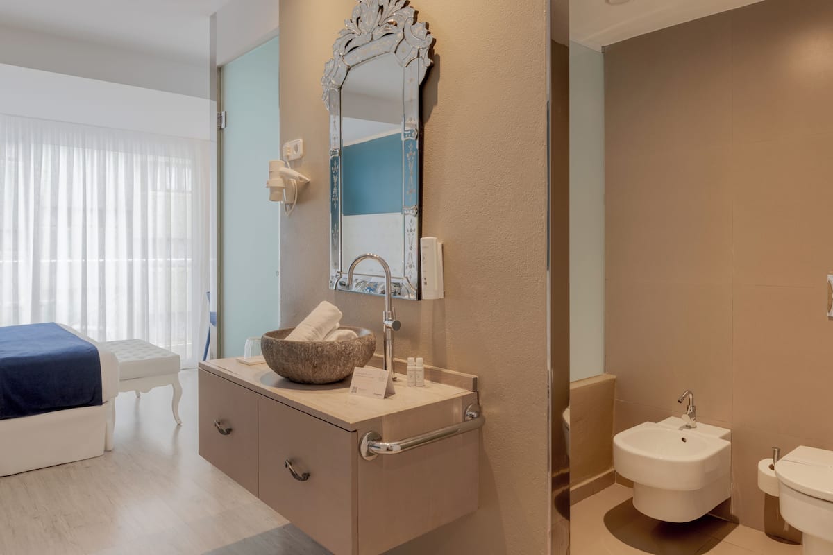 rainfall showerhead, free toiletries, hair dryer, towels