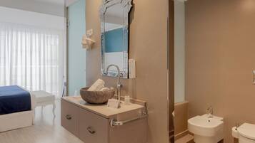 Een regendouche, gratis toiletartikelen, een haardroger, handdoeken