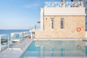 Una piscina al aire libre, cabañas de piscina gratuitas, tumbonas