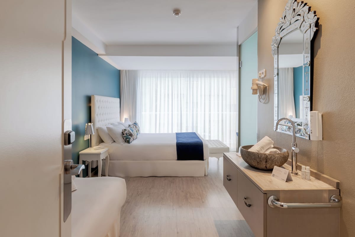 1 chambre, minibar, coffres-forts dans les chambres, bureau