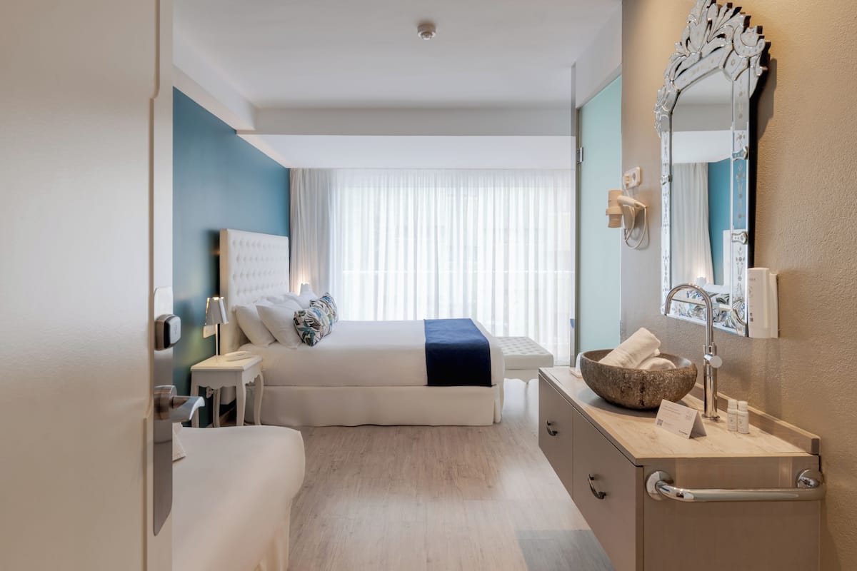 1 dormitorio, minibar, caja fuerte y escritorio