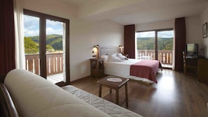 A bedroom with a bed, a desk, and a view of the outdoors. - Calitxó (Mollo)