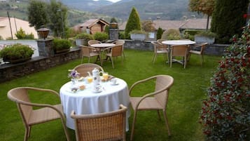 รับประทานอาหารกลางแจ้ง