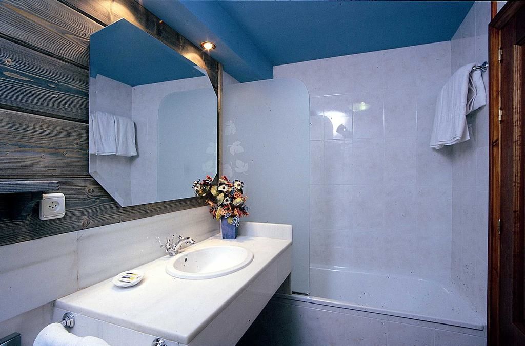 superior double room | bathroom | shower, free toiletries, hair dryer, towels