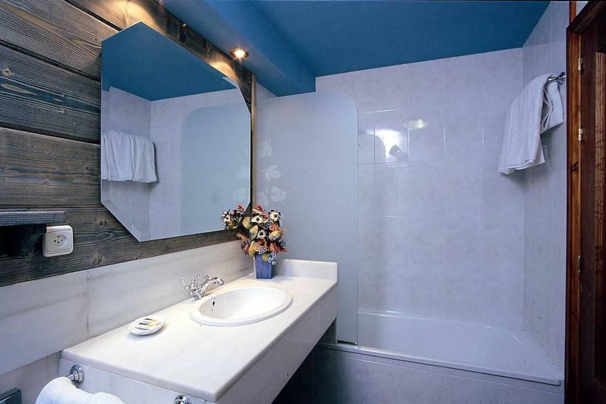 superior double room | bathroom | shower, free toiletries, hair dryer, towels