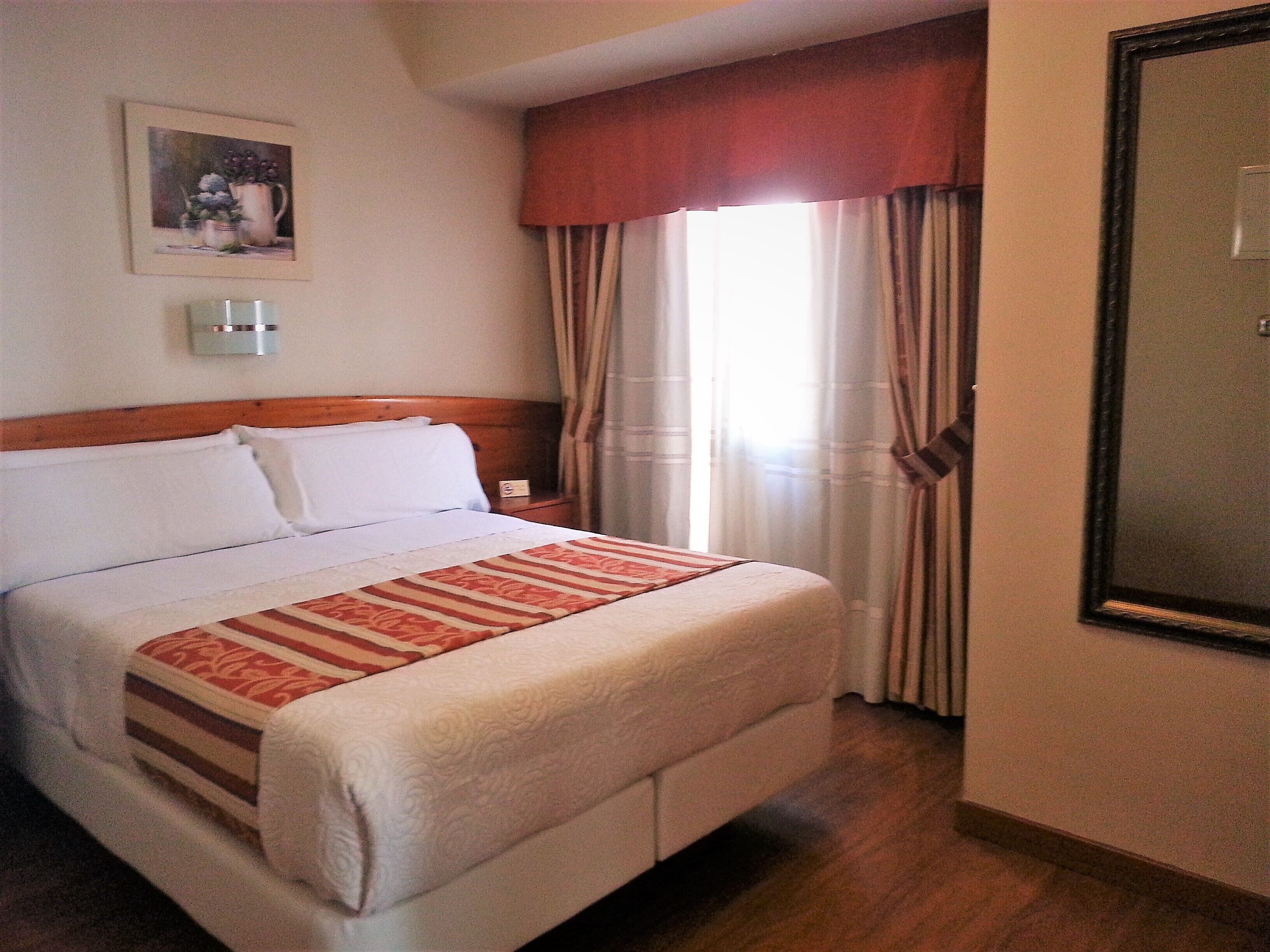 In-room safe, WiFi (free), bed sheets