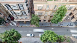 Eine Vogelperspektive einer Stadtstraße mit Gebäuden, Bäumen und Autos.