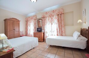 Desk, blackout drapes, free WiFi, bed sheets - Hotel El Mirador (Alhaurin el Grande)