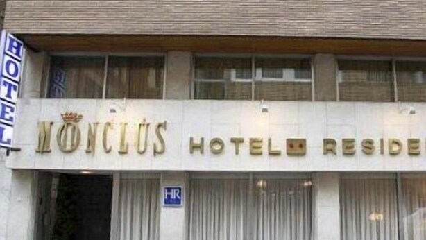 A hotel named "HONCIUS HOTEL RESIDENCE" with a signboard and a visible entrance. - Hotel Monclús (Palencia)