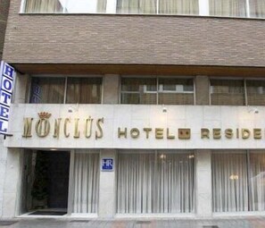 Un hôtel appelé « HONCIUS HOTEL RESIDENCE », doté d’une enseigne et d’une entrée bien visible.