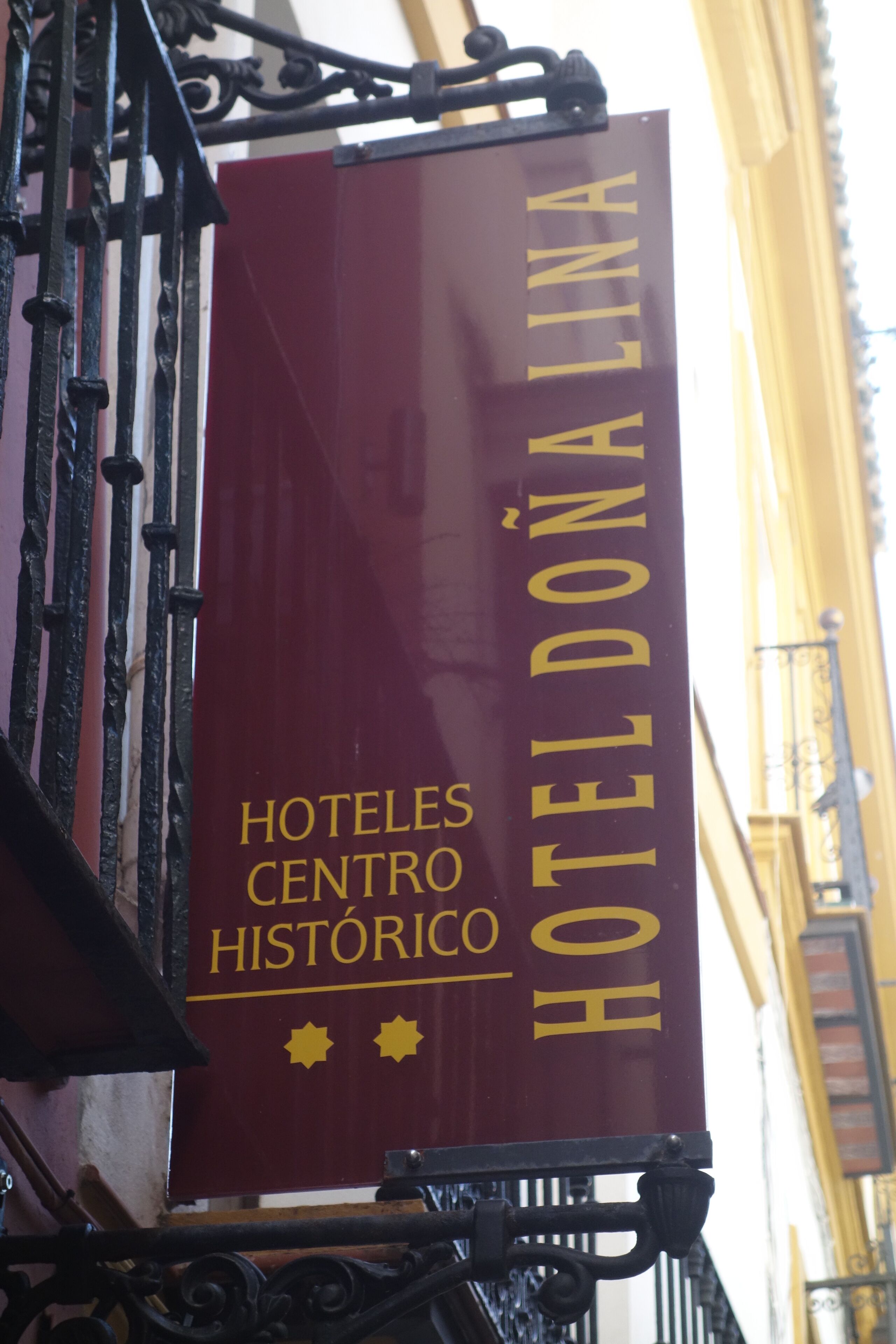 Señal de Hotel Dona Lina, indicando que es un centro hotelero histórico.