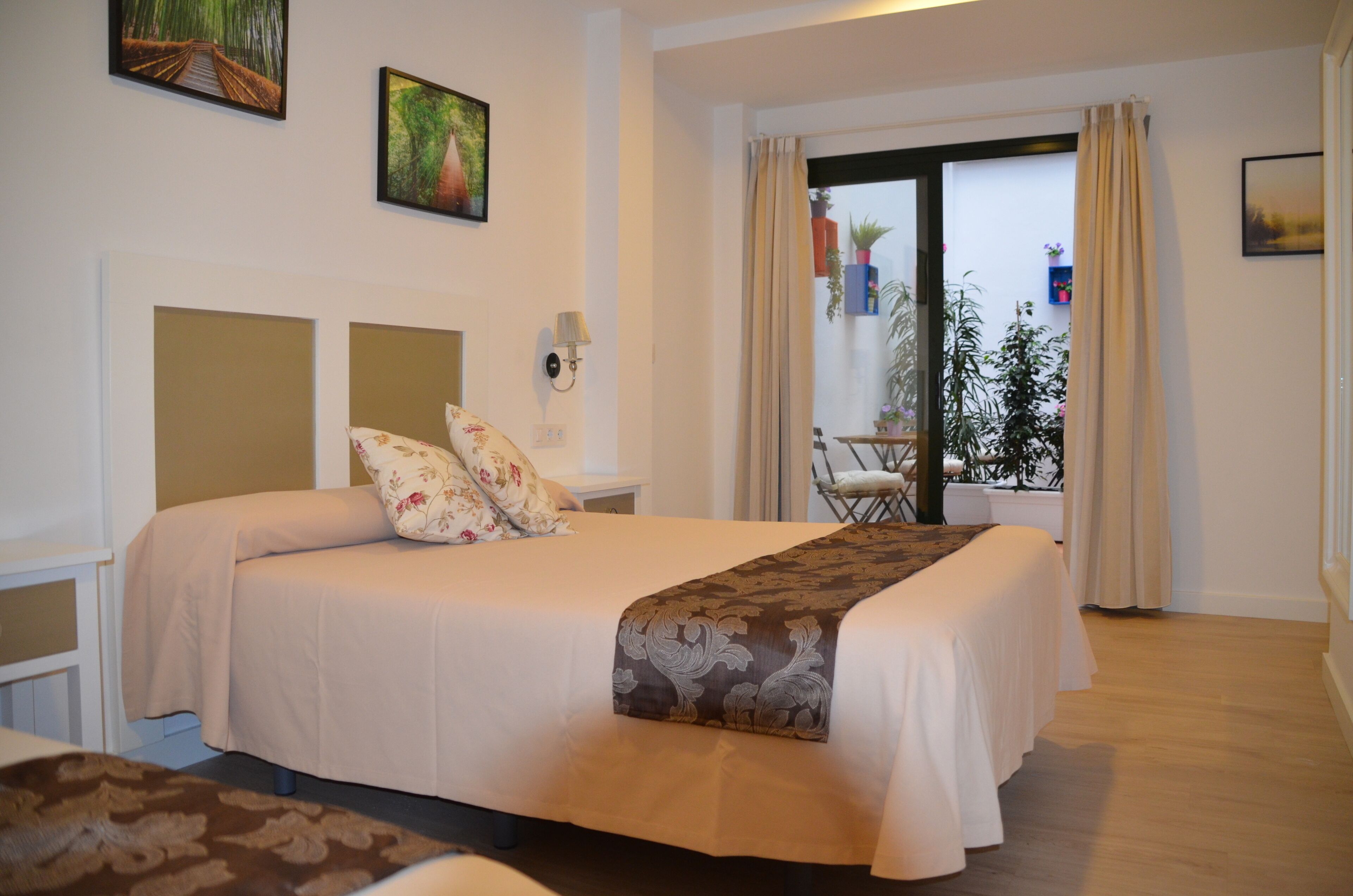 Trippelrum | Sängtillbehör av högsta kvalitet och värdeförvaringsskåp på rummet