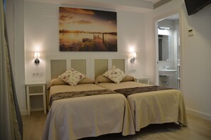 Double Room | Premium bedding, in-room safe, desk, laptop workspace - Hotel Doña Lina (Seville)