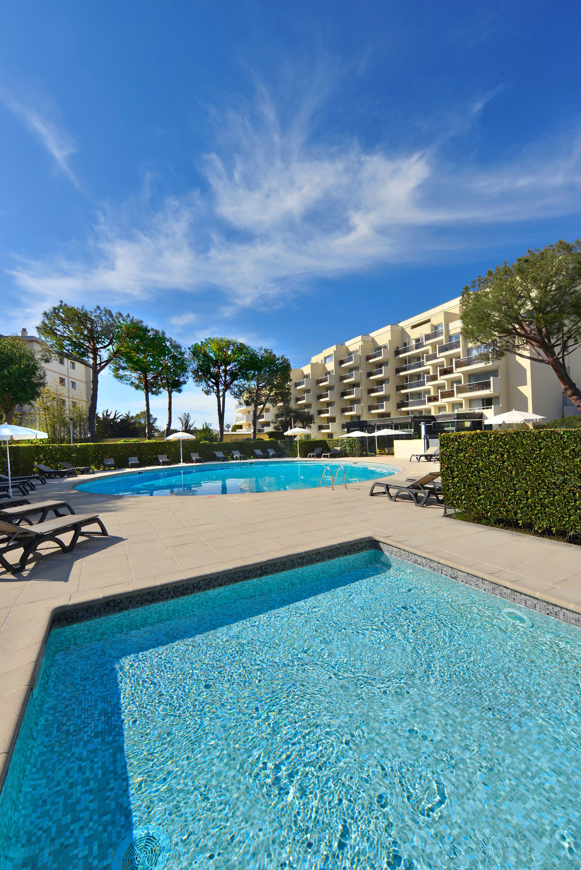 2 albercas al aire libre, sombrillas en la alberca y camastros 