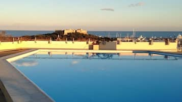 2 piscine all'aperto, ombrelloni da piscina, lettini